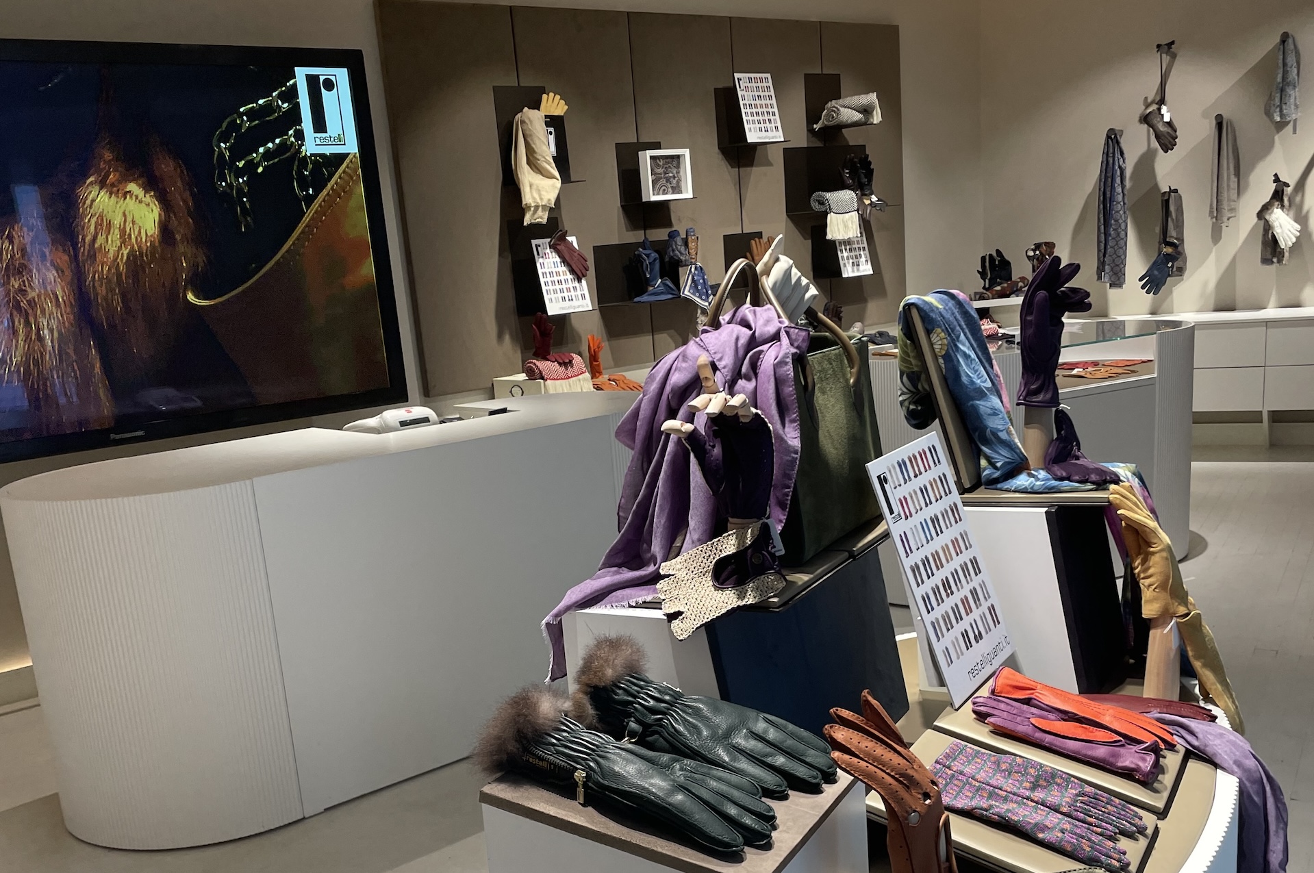Restelli Scoprite Il flagship store Restelli | Restelli Guanti