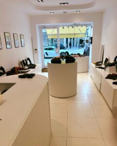 L'interno del temporary shop Restelli a Milano