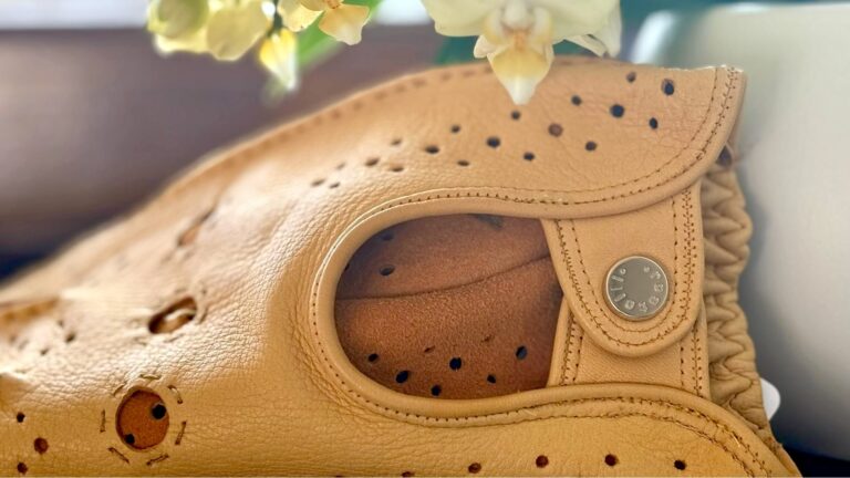 I guanti da guida in pelle artigianali restelli per la primavera